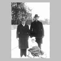 094-0063 Koenigsberg 1930. Otto Supplie aus Schirrau. Rechts Karl Friedrich, der Ehemann von Ella Louis. Auf dem Schlitten Guenter Endrejat.jpg